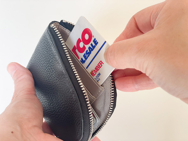 軽やかに活動するなら財布はコレ。「フラットで嵩張りにくい 牛革 L字型ウォレット」[PR]