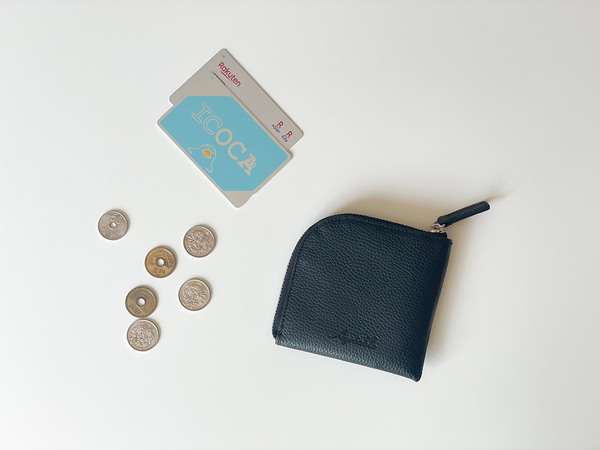 軽やかに活動するなら財布はコレ。「フラットで嵩張りにくい 牛革 L字型ウォレット」[PR]