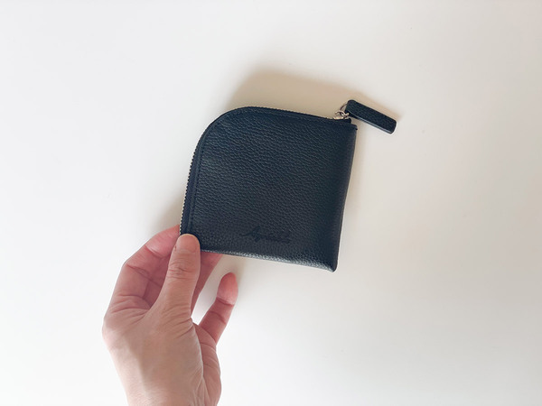 軽やかに活動するなら財布はコレ。「フラットで嵩張りにくい 牛革 L字型ウォレット」[PR]