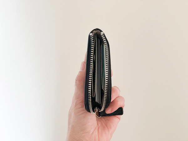 軽やかに活動するなら財布はコレ。「フラットで嵩張りにくい 牛革 L字型ウォレット」[PR]