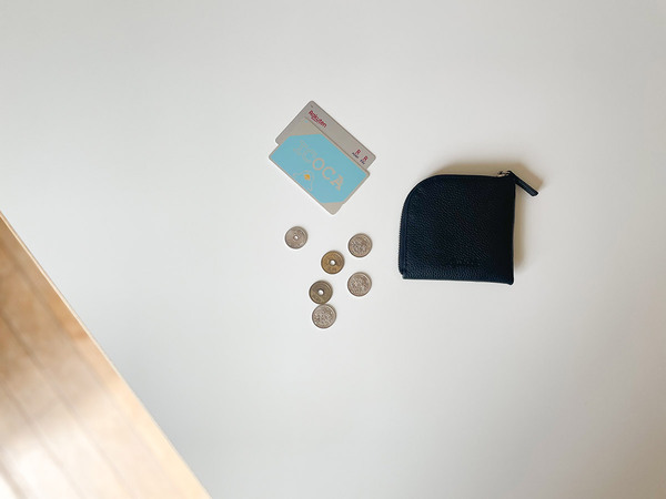 軽やかに活動するなら財布はコレ。「フラットで嵩張りにくい 牛革 L字型ウォレット」[PR]