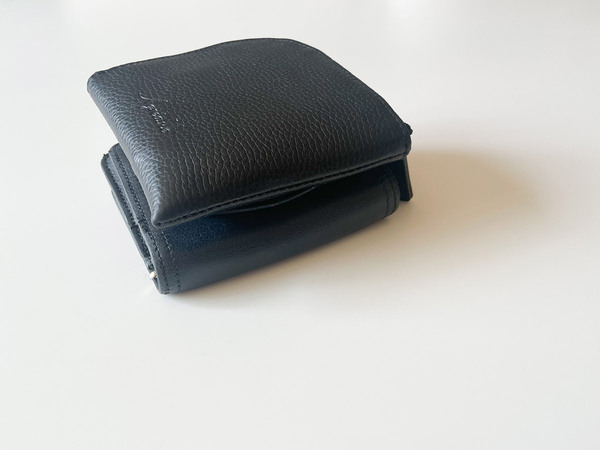 軽やかに活動するなら財布はコレ。「フラットで嵩張りにくい 牛革 L字型ウォレット」[PR]