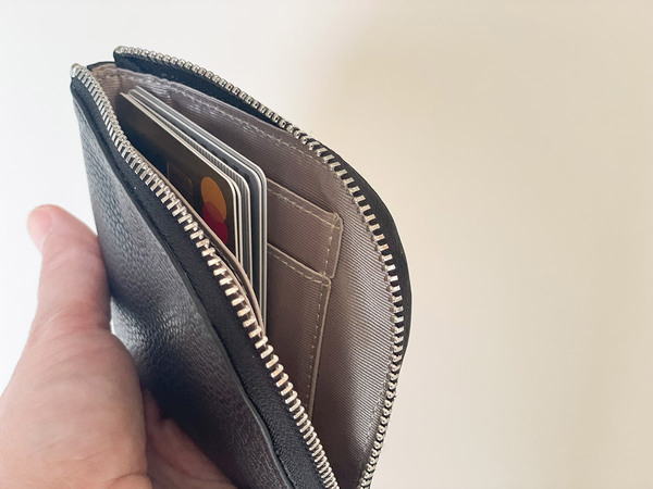 軽やかに活動するなら財布はコレ。「フラットで嵩張りにくい 牛革 L字型ウォレット」[PR]