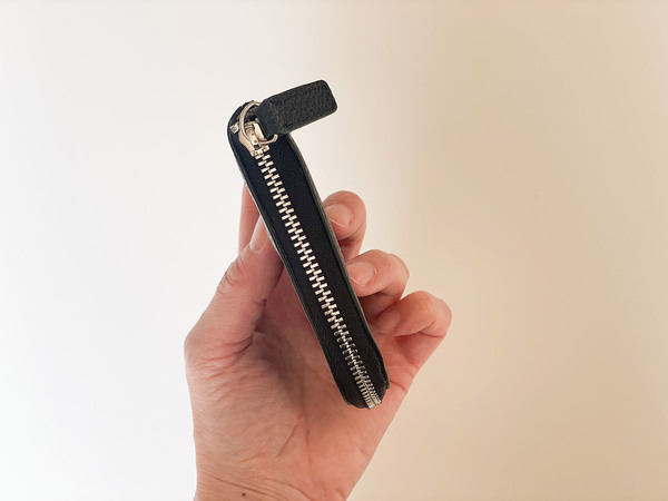 軽やかに活動するなら財布はコレ。「フラットで嵩張りにくい 牛革 L字型ウォレット」[PR]