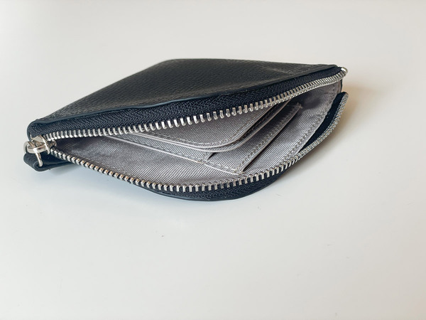 軽やかに活動するなら財布はコレ。「フラットで嵩張りにくい 牛革 L字型ウォレット」[PR]