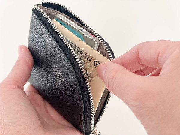 軽やかに活動するなら財布はコレ。「フラットで嵩張りにくい 牛革 L字型ウォレット」[PR]