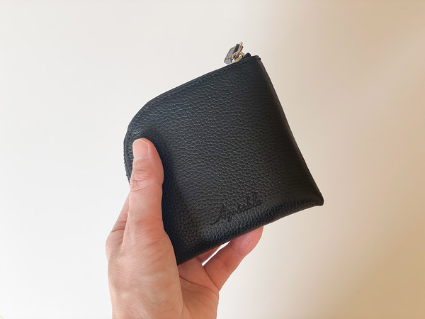 軽やかに活動するなら財布はコレ。「フラットで嵩張りにくい 牛革 L字型ウォレット」[PR]