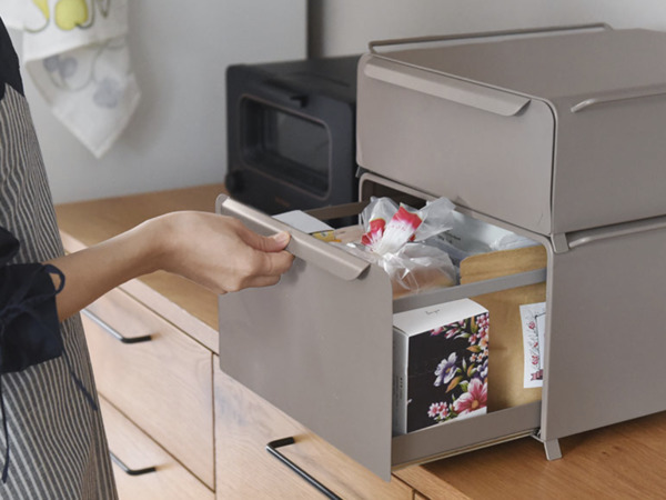 新色グレージュ登場の「理想のブレッドケース」。インスタグラマーさんもキッチン収納をカスタム中！[PR]