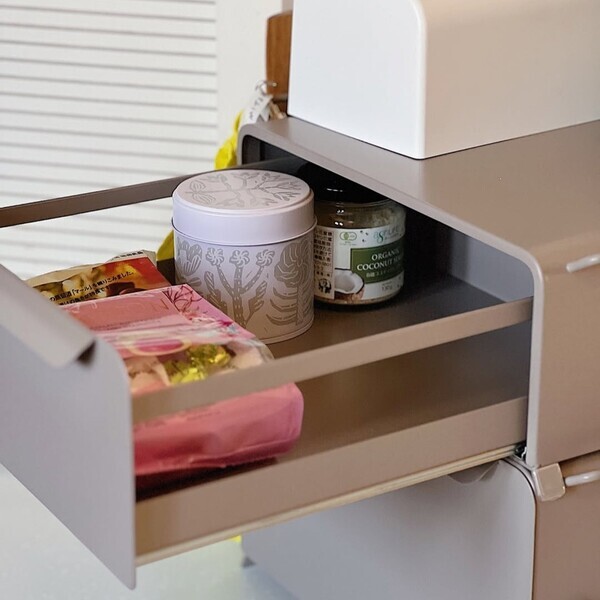 新色グレージュ登場の「理想のブレッドケース」。インスタグラマーさんもキッチン収納をカスタム中！[PR]