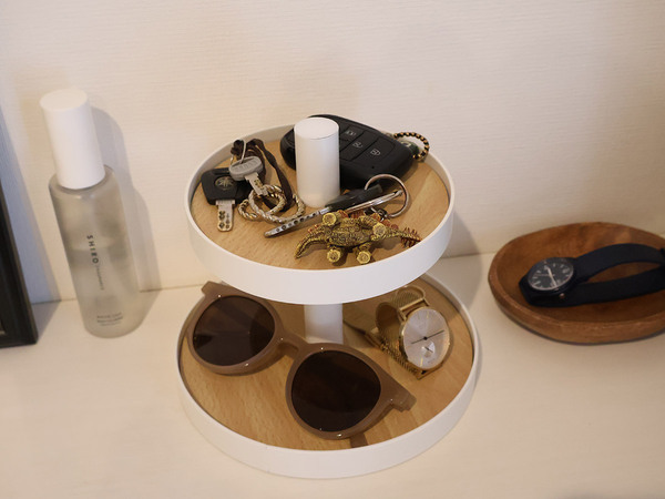 玄関の小物を"見せながら"スッキリ整える。Ordreの2段ツリー型のディスプレイ収納。[PR]