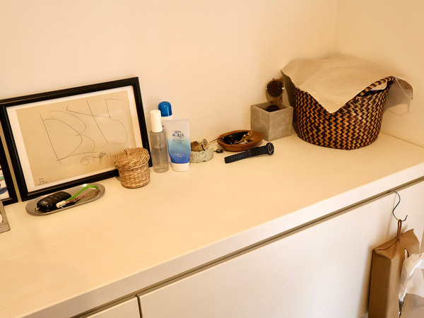 玄関の小物を"見せながら"スッキリ整える。Ordreの2段ツリー型のディスプレイ収納。[PR]