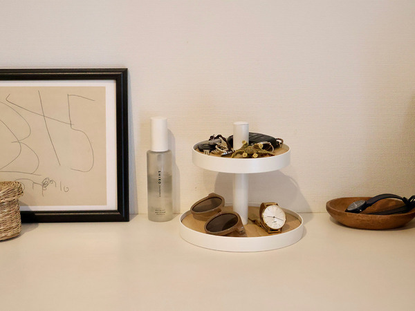 玄関の小物を"見せながら"スッキリ整える。Ordreの2段ツリー型のディスプレイ収納。[PR]