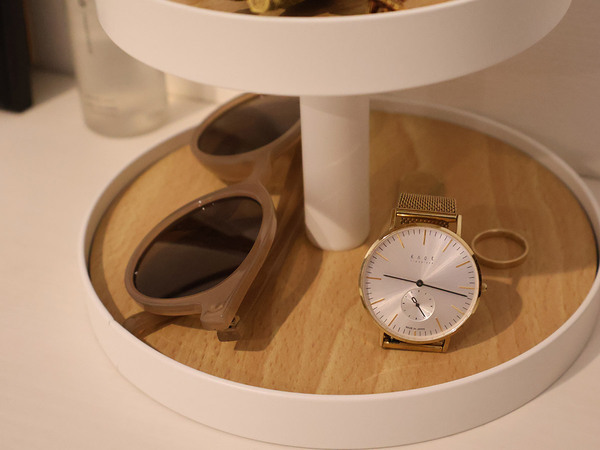 玄関の小物を"見せながら"スッキリ整える。Ordreの2段ツリー型のディスプレイ収納。[PR]