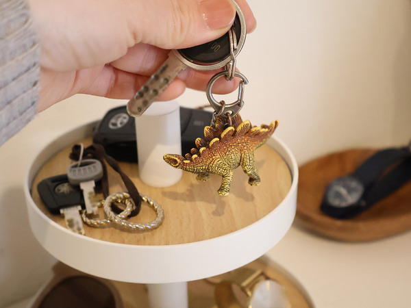 玄関の小物を"見せながら"スッキリ整える。Ordreの2段ツリー型のディスプレイ収納。[PR]