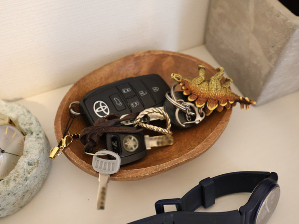 玄関の小物を"見せながら"スッキリ整える。Ordreの2段ツリー型のディスプレイ収納。[PR]