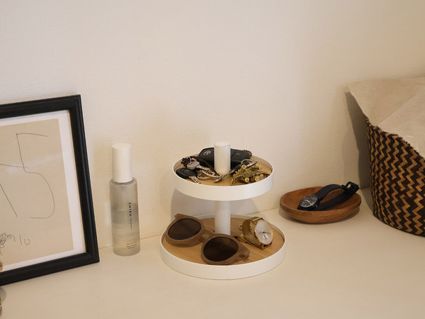 玄関の小物を"見せながら"スッキリ整える。Ordreの2段ツリー型のディスプレイ収納。[PR]