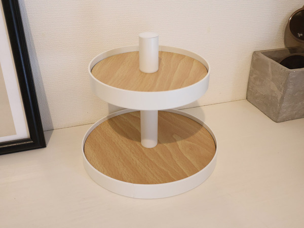 玄関の小物を"見せながら"スッキリ整える。Ordreの2段ツリー型のディスプレイ収納。[PR]