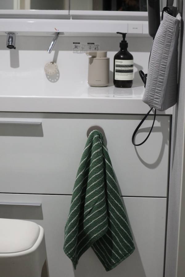 見た目はクール、機能はガッチリ！強力吸盤の「真空フック」をスタッフ宅で使ってみた【第二弾】[PR]