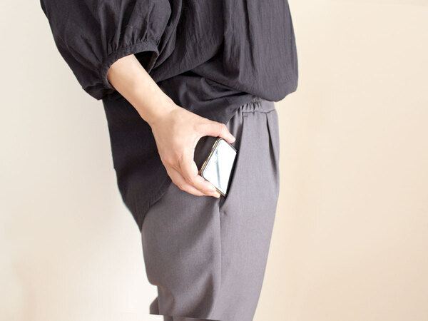 今さら冒険できないけれど、変化は欲しい。40代の脱マンネリに「万能テーパードパンツ」[PR]