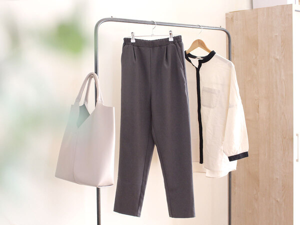 今さら冒険できないけれど、変化は欲しい。40代の脱マンネリに「万能テーパードパンツ」[PR]