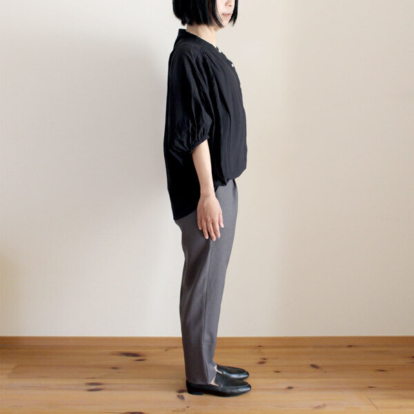 今さら冒険できないけれど、変化は欲しい。40代の脱マンネリに「万能テーパードパンツ」[PR]