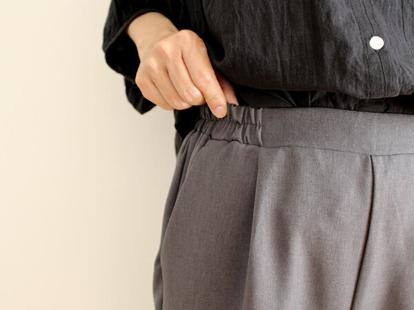 今さら冒険できないけれど、変化は欲しい。40代の脱マンネリに「万能テーパードパンツ」[PR]