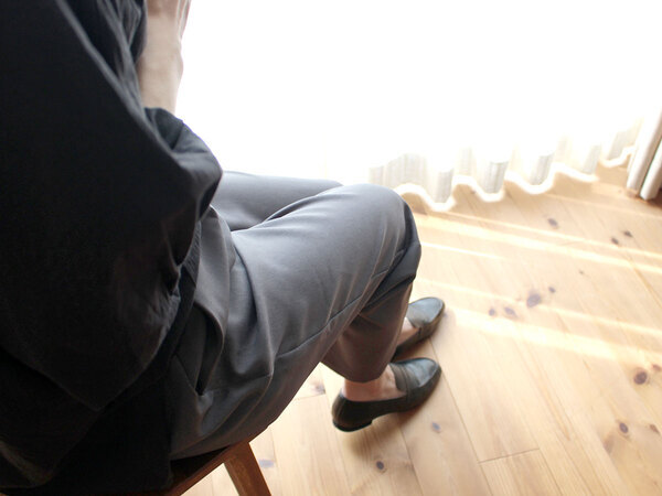 今さら冒険できないけれど、変化は欲しい。40代の脱マンネリに「万能テーパードパンツ」[PR]