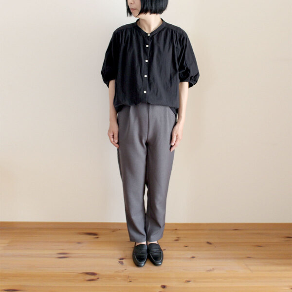 今さら冒険できないけれど、変化は欲しい。40代の脱マンネリに「万能テーパードパンツ」[PR]