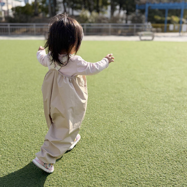 泥んこも、雨上がりの芝生も。思いっきり遊べる「kukka ja puu プレイウェア」[PR]