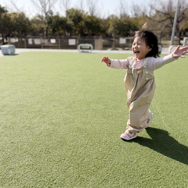 泥んこも、雨上がりの芝生も。思いっきり遊べる「kukka ja puu プレイウェア」[PR]