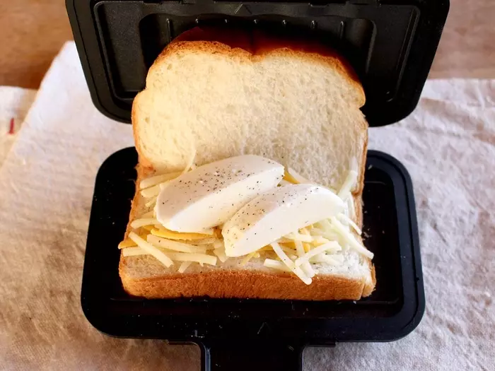 レンチンでこの「ザクッと焼き目」は感動！手軽すぎる、食べ切りホットサンドメーカー