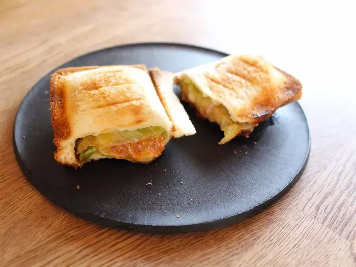 レンチンでこの「ザクッと焼き目」は感動！手軽すぎる、食べ切りホットサンドメーカー