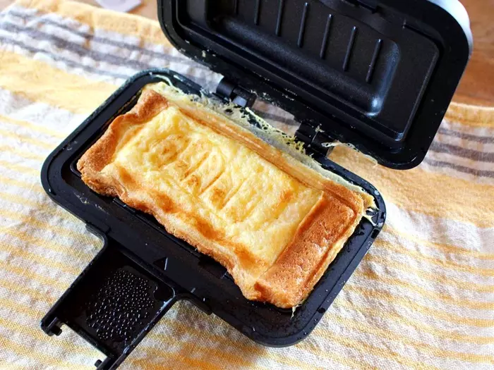 レンチンでこの「ザクッと焼き目」は感動！手軽すぎる、食べ切りホットサンドメーカー