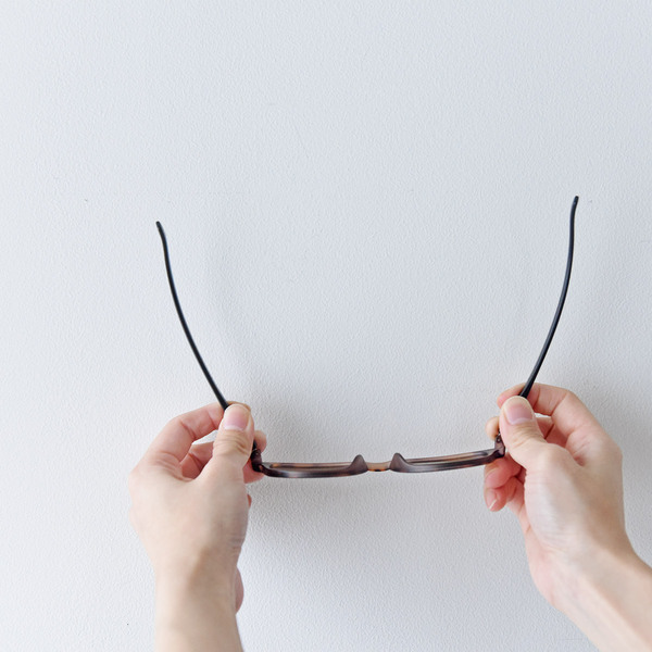 調光レンズは日常使いに◎ファーストサングラスにもぴったりな2種をご紹介[PR]