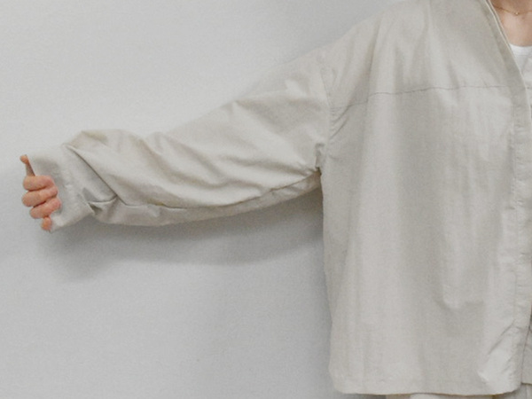 外時間が楽しみになる、隠れメッシュで快適に過ごせるバンドカラーシャツ[PR]