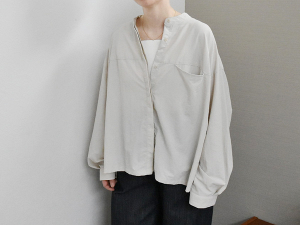 外時間が楽しみになる、隠れメッシュで快適に過ごせるバンドカラーシャツ[PR]