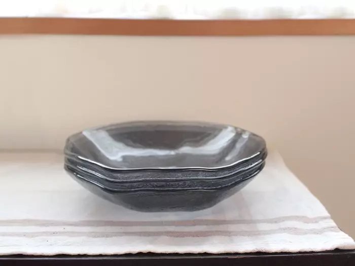 やわらかくて、どこか儚げ。光がゆらぐガラスのうつわを、わが家の夏の食卓に