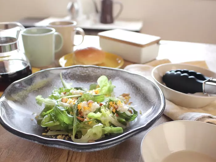 やわらかくて、どこか儚げ。光がゆらぐガラスのうつわを、わが家の夏の食卓に