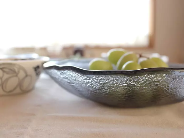 やわらかくて、どこか儚げ。光がゆらぐガラスのうつわを、わが家の夏の食卓に