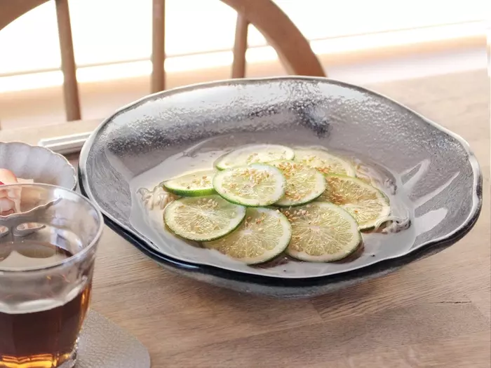 やわらかくて、どこか儚げ。光がゆらぐガラスのうつわを、わが家の夏の食卓に