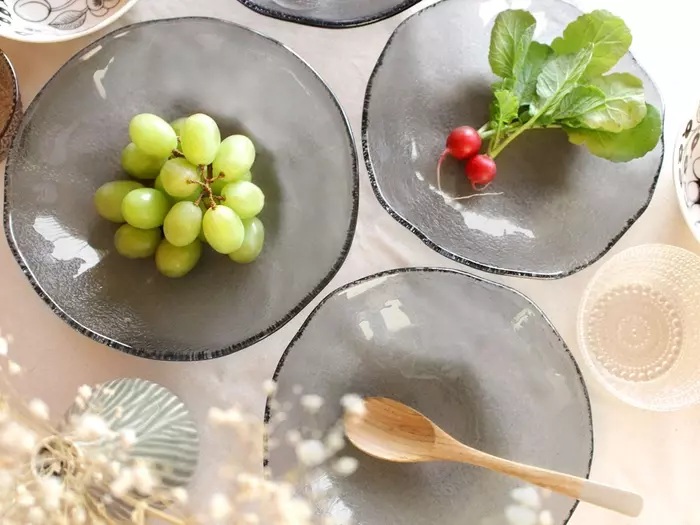 やわらかくて、どこか儚げ。光がゆらぐガラスのうつわを、わが家の夏の食卓に