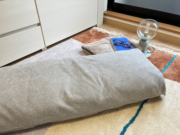 オフシーズンの毛布や掛け布団が、わが家の“くつろぎクッション”に[PR]