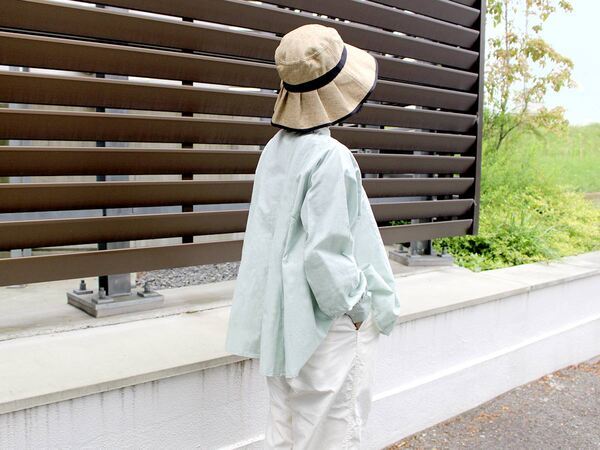 初夏の風にフワリ。スッキリ見えて着心地ゆったり、大人のバンドカラーブラウス[PR]