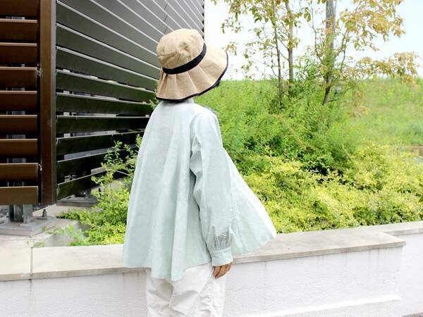 初夏の風にフワリ。スッキリ見えて着心地ゆったり、大人のバンドカラーブラウス[PR]