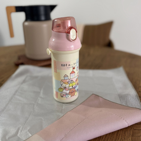 お弁当も水筒もこれひとつ。使い方広がる「ピタッと包める保冷ランチクロス」[PR]