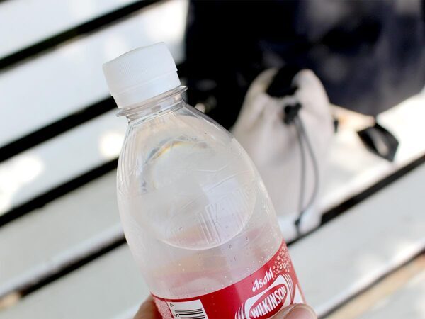 軽い、かさばらない、手持ちOK。暑い日のお出掛けがラクになるペットボトルカバー[PR]