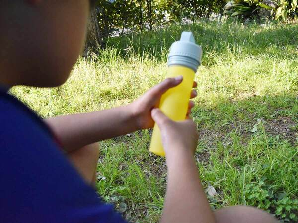 夏の子どものスポーツや応援に。熱中症対策＋水分補給が可能になった飲める「氷のうボトル」[PR]