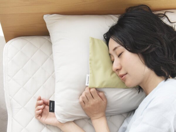 冷やさなくてもヒンヤリ熟睡、夏の寝つき対策『北極まくら』。頭寒足熱をお手軽に！[PR]