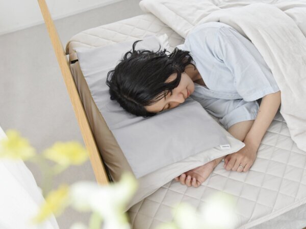 冷やさなくてもヒンヤリ熟睡、夏の寝つき対策『北極まくら』。頭寒足熱をお手軽に！[PR]