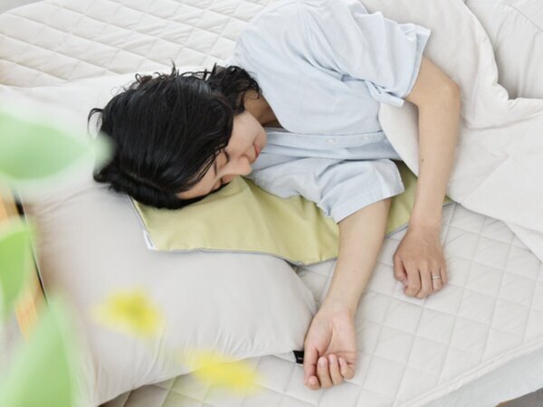 冷やさなくてもヒンヤリ熟睡、夏の寝つき対策『北極まくら』。頭寒足熱をお手軽に！[PR]